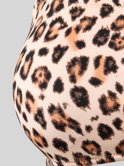 Männermodel trägt Bikini-Oberteil mit Schnürung Modell 'NILO SAVARI' von Banana Moon, mieszanka materiałów z dodatkiem streczu, dopasowany krój, fason bandażowy z wiązaniem, wzór panterki, detalowe ujęcie z przodu.