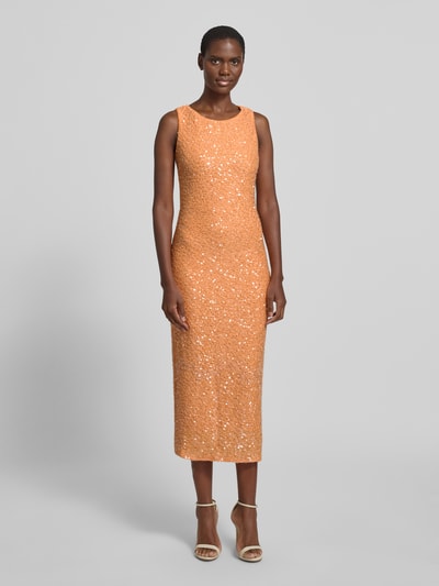 Frauenmodel trägt Midikleid mit Pailletten und rückseitigem Knopfverschluss von Little Mistress, figurbetonter Schnitt, Rundhalsausschnitt, Pailletten, Gehschlitz, orange glänzende Oberfläche, Rückenlänge 123 cm, Brustweite 43 cm, Ganzkörperansicht von vorne.
