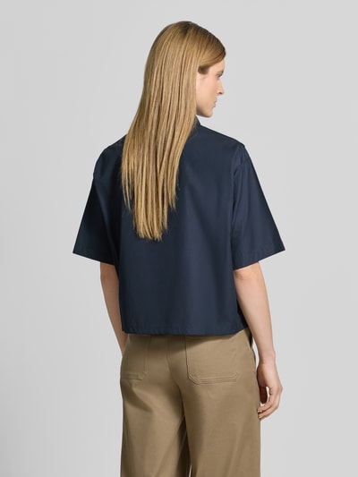 Frauenmodel trägt Oversized Hemdbluse aus reiner Baumwolle Modell 'BIMINA' von BOSS in Dunkelblau, Popeline, unifarben, Ganzkörperansicht Rückansicht.