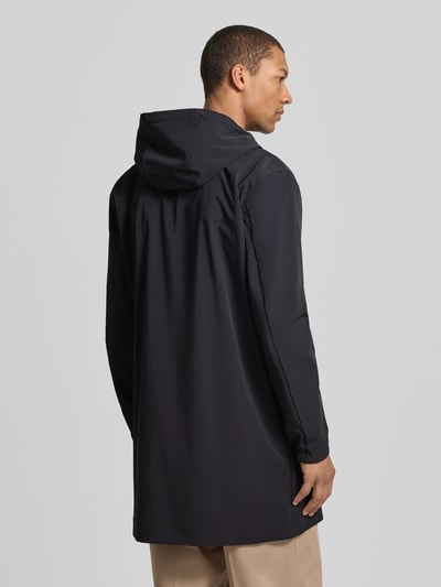 Männermodel trägt Regular Fit Funktionsmantel aus wasserabweisendem Material von Strellson, unifarben, Kapuze, lange Ärmel, Rückansicht
