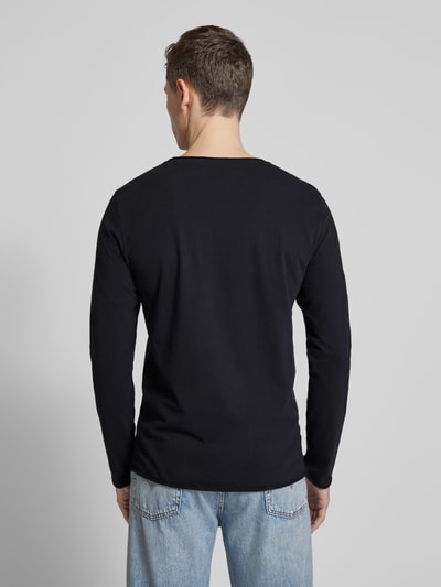 Männermodel trägt Regular Fit Langarmshirt aus reiner Baumwolle Modell 'JAAMES' von Armedangels in Schwarz, Ganzkörperansicht Rückansicht