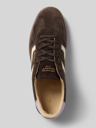 Produktfoto, donkere bruine sneakers van rundleer met witte en lila details, gladde en suède texturen, Sneaker aus echtem Rindsleder Modell 'Cuzmani' van GANT, Dames sneakers.