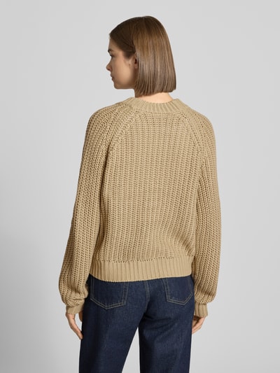 Frauenmodel trägt Relaxed Fit Cardigan in Strick-Optik Modell 'CHARLIE' von NOISY MAY®, beige, grobe Textur, Ganzkörperansicht Rückansicht.