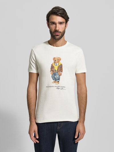 Męski model nosi T-Shirt z Label-Print od Polo Ralph Lauren, biała bawełna, regularny krój, okrągły dekolt, widok z przodu
