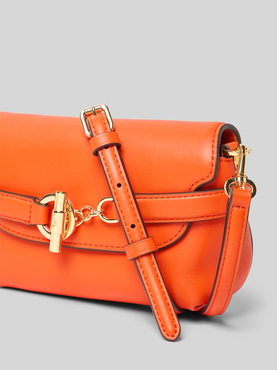 Produktfoto, Crossbody Bag mit Label-Detail von Lauren Ralph Lauren aus orangefarbenem Rindsleder mit Umschlag, abnehmbarer Schulterriemen, goldfarbene Details, Hauptfach, kompakte Maße 18 cm Breite, 13 cm Länge, 5 cm Tiefe, moderner Handtaschen-Look
