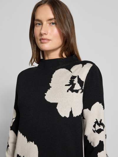 Vrouwenmodel draagt Relaxed Fit Jurk uit viscosemix in tricotlook van Betty Barclay, bloemenmotief, zwart-beige, lange mouwen, Nahaufnahme Oberkörper.