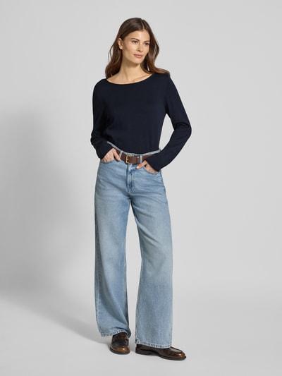 Frauenmodel trägt Regular Fit Langarmshirt aus Baumwoll-Viskose-Mix von s.Oliver RED LABEL, Optik: Unifarben, Strick, Ganzkörperansicht von vorne.