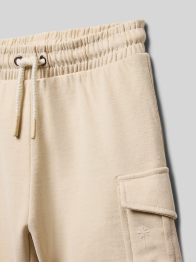 Produktfoto, Straight Fit Shorts mit Cargo-Taschen von Blue Seven aus Reine Baumwolle in Beige mit elastischem Bund und Tunnelzug, Detailaufnahme.