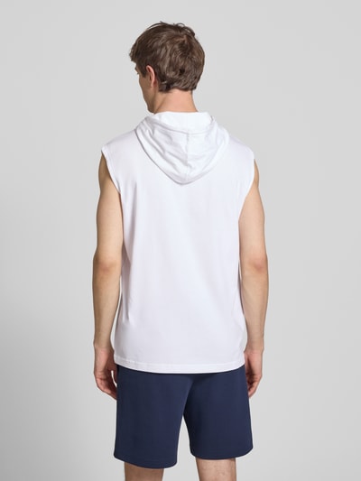 Męski model nosi Hoodie mit Label-Stitching od CHAMPION, czysta bawełna, krój regular fit, kaptur z troczkiem, długość tyłu 75 cm, widok całej sylwetki od tyłu.