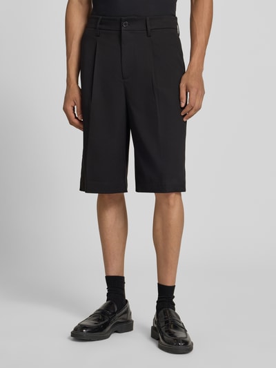 Mannenmodel draagt Loose Fit Chinoshorts met viscose van Only & Sons in zwart, rechte pasvorm, glad oppervlak, Ganzkörperaanzicht van voren.