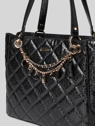 Produktfoto, czarna lakierowana Umhängetasche mit Ketten-Detail Modell 'LIBBY NOEL TOTE' von Guess, błyszcząca faktura, złote akcenty, Szerokość w rozmiarze 1: 34 cm, długość 26 cm, głębokość 11 cm, długość paska 58 cm, logo i naszywka marki