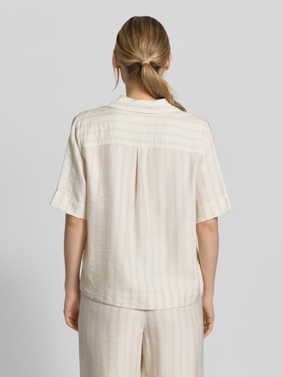 Frauenmodel trägt Regular Fit Hemdbluse aus Lyocell-Mix Modell 'MARIE' von Selected Femme mit Optik:Allover-Muster, Nadelstreifen, Rückenpasse mit Raffung, Johnny-Kragen, V-Ausschnitt, verdeckter Knopfleiste, Kurzarm, Ganzkörperansicht Rückansicht.