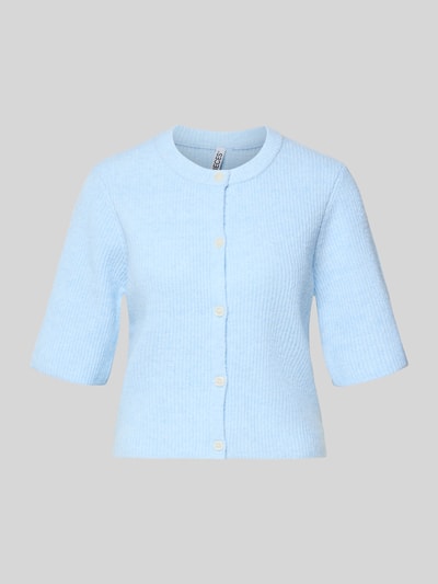 Produktfoto, Boxy Fit Strickjacke aus Rippstrick Modell 'SILLY' von PIECES, Melanż, pudełkowy krój, listwa guzikowa, dekolt okrągły, krótki rękaw, mieszanka materiałów z dodatkiem wełny