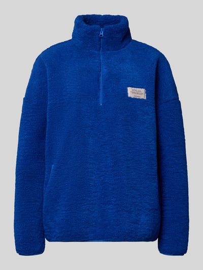 Produktfoto, Relaxed Fit Pullover aus Teddyfell mit Label-Patch von Karo Kauer in kräftigem Blau, weiche Struktur, Troyer-Kragen, elastische Abschlüsse