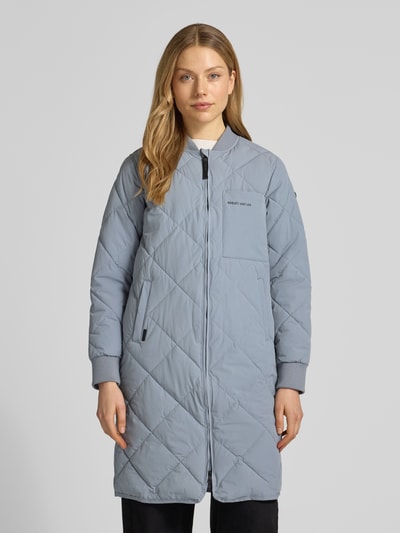 Modelka nosi Steppjacke mit Zweiwege-Reißverschluss Modell 'YMAL2' od khujo w kolorze jasnoszarym, krój regular fit, stójka, kieszenie. Widok całej sylwetki z przodu. Długość tyłu w rozmiarze S: 92 cm, szerokość w rozmiarze S: 50 cm, szerokość ramion w rozmiarze S: 38 cm, długość rękawa w rozmiarze S: 60 cm.