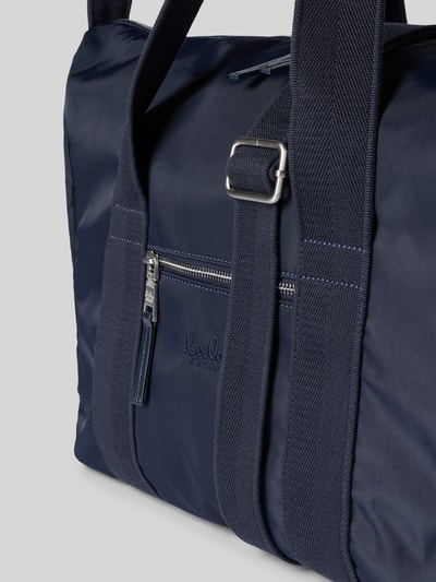 Produktfoto, Weekender mit Logo-Stitching von Lala Berlin in Dunkelblau mit Reißverschlussfach, Zweiwegereißverschluss, glatte Nylon-Oberfläche, abnehmbare Schulterriemen, Hauptfach und Maßen 57 cm Breite, 38 cm Länge, 24 cm Tiefe.