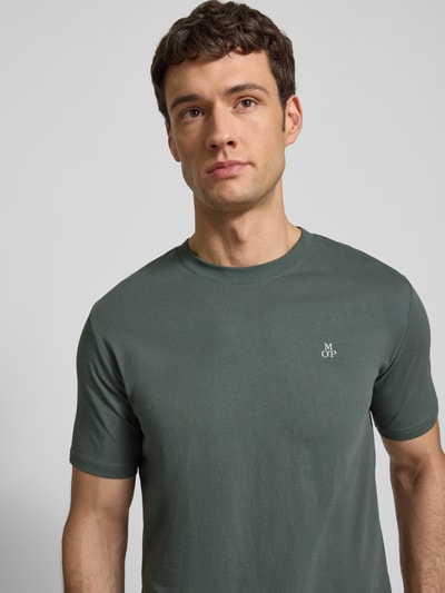 Męski t-shirt z nadrukiem z logo T-Shirt mit Label-Print von MARC O'POLO, bawełna, prosty krój, jednokolorowy, okrągły dekolt, detal z logo, długość tyłu 69 cm w rozmiarze M, nahaufnahme górnej części ciała.