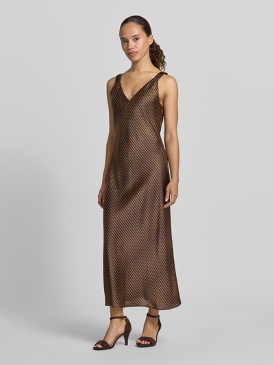 Frauenmodel trägt Damen Midikleid von Someday, Satin, Straight Fit, Modell 'Qova wave', V-Ausschnitt, Wellenmuster, Ganzkörperansicht von vorne