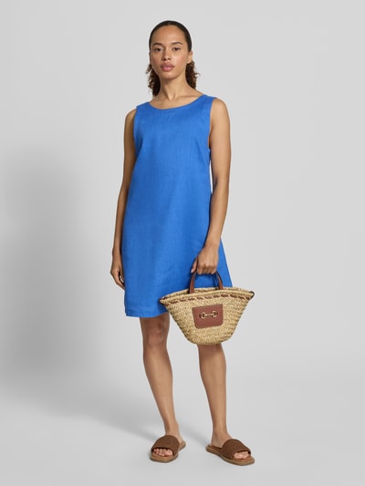 Kobiece model nosi Leinenkleid mit U-Boot-Ausschnitt od Stefanel z lnu, prosty krój, sukienka mini, długość tyłu w rozmiarze S: 82 cm, szerokość w rozmiarze S: 46 cm, intensywny niebieski, gładka faktura, widok całej sylwetki od przodu.