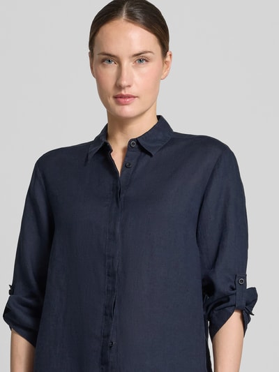 Vrouwenmodel draagt Relaxed Fit linnen blouse met 3/4-mouw model 'Clay' van TONI, overhemdkraag en knoopsluiting, donkerblauw, vooraanzicht bovenlichaam. Ruglengte maat 36: 63 cm, mouwlengte: 36 cm.