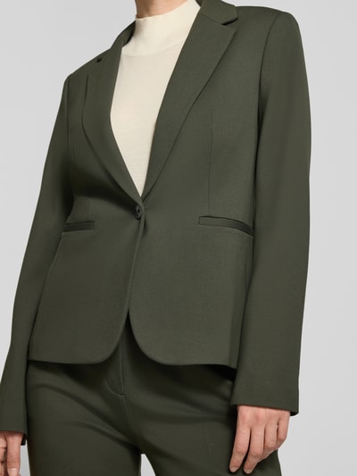 Frauenmodel trägt Regular Fit Kurzblazer aus Viskose-Mix von Jake*s Collection in Olivgrün, glatte Textur, Nahaufnahme Oberkörper.