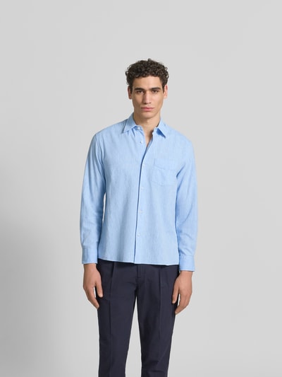 Männermodel trägt Regular Fit Freizeithemd aus Reine Baumwolle von Officine Générale in Hellblau mit Durchgehende Knopfleiste, Brusttasche und Sportmanschetten, Herren, Ganzkörperansicht von vorne. Rückenlänge 46 cm, Schulterbreite 46 cm, Ärmellänge 63 cm.