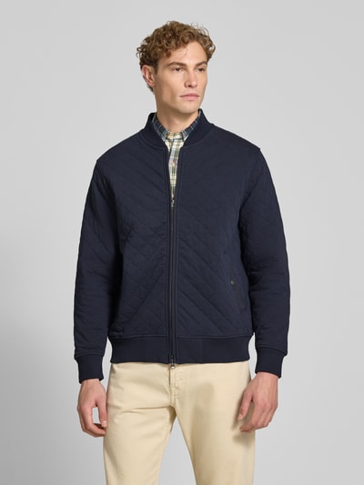 Männermodel trägt Regular Fit Sweatjacke aus Baumwoll-Mix von GANT, dunkelblau, gesteppt, Herren Sweatjacke, Ganzkörperansicht von vorne