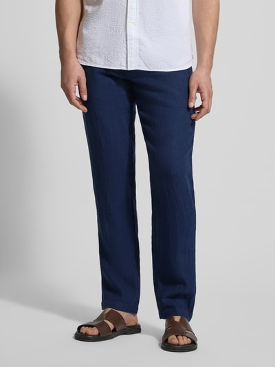 Mannenmodel draagt Leinenhose mit Schnürung und Gesäßtaschen van MCNEAL in donkerblauw linnen, regular fit, vetersluiting, achterzakken, bandwijdte maat M 45 cm, binnenbeenlengte maat M 84 cm, Ganzkörperansicht van voren.
