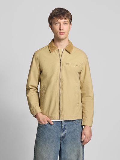 Mannenmodel draagt heren jack van Blend, regular fit, platte kraag, model 'FONTANA', ritssluiting, borstzak, voorkant volledig zichtbaar