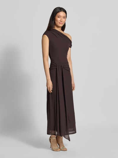 Frauenmodel trägt Abendkleid mit Wasserfall-Ausschnitt Modell 'Piper' von Forever New aus Mesh in Dunkelbraun, eng anliegend, Ganzkörperansicht von vorne.