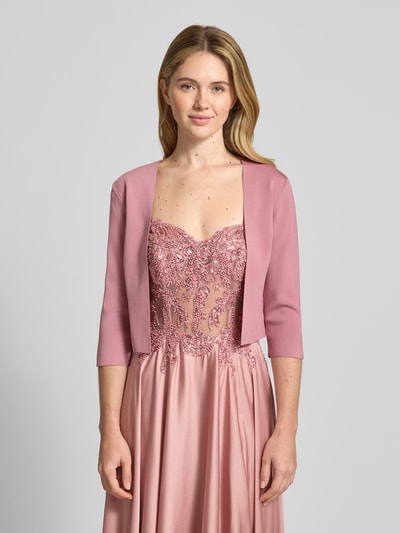 Frauenmodel trägt Bolero mit 3/4-Arm von Vera Mont, Viskose-Mix mit Stretch-Anteil, körpernahe Passform, offene Vorderseite, Ganzkörperansicht von vorne.