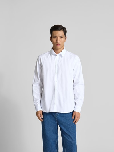 Männermodel trägt Slim Fit Freizeithemd aus Baumwolle von MAISON KITSUNÉ, weiß, Kentkragen, durchgehende Knopfleiste, langärmelig, Ganzkörperansicht von vorne. Rückenlänge bei Größe M: 77 cm, Schulterbreite: 43 cm, Ärmellänge: 66 cm.