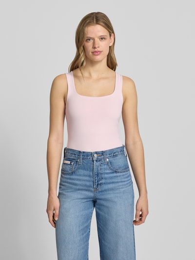 Vrouwenmodel draagt Slim Fit Tank Top met U-hals model 'LULA' van Pieces, dames top look: effen, slim fit pasvorm, u-hals, model met brede bandjes. Ganzekörperaanzicht van voren.