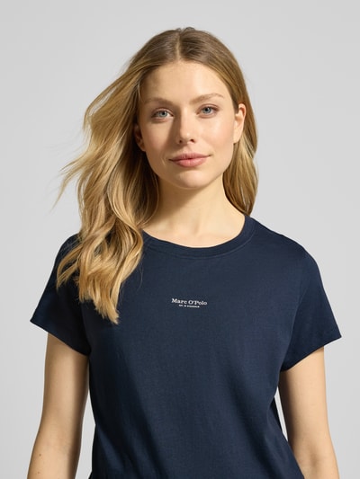 Vrouwenmodel draagt Regular Fit Pyjamabovendeel uit puur katoen van Marc O'Polo, look: effen, labelprint, ronde hals, korte mouw, detailopname bovenlichaam.