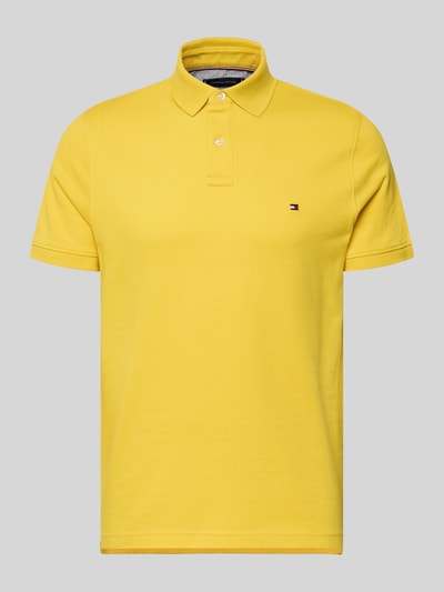 Produktfoto, Regular Fit Poloshirt aus Baumwoll-Mix von Tommy Hilfiger in Optik: Unifarben Gelb mit Logo-Stitching, Polokragen, 2-Knopf-Verschluss, Kurzarm, geschlitztem Rumpfabschluss, Materialverarbeitung: Piqué.