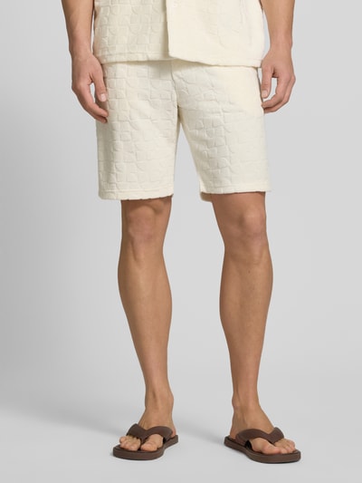 Männermodel trägt Shorts mit Strukturmuster und Eingrifftaschen von MCNEAL in Creme, Baumwoll-Mix, Straight Fit, Nahaufnahme Oberschenkel.