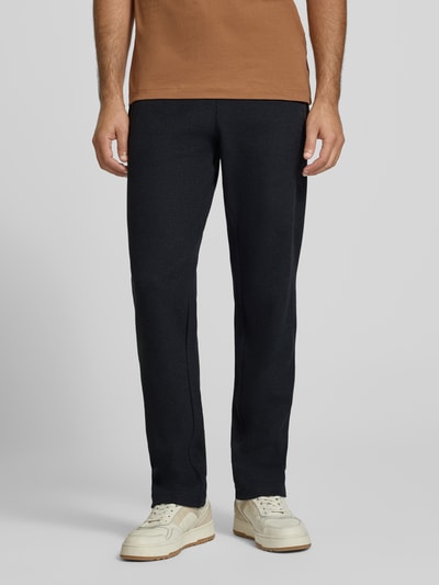 Männermodel trägt Sweatpants mit elastischem Bund und Tunnelzug von bugatti, Baumwoll-Mix, Regular Fit, Eingrifftaschen, Nahaufnahme Unterkörper.