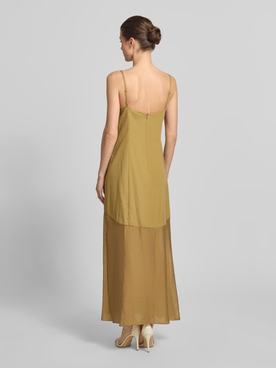 Kobiece modelka nosi Cocktailkleid mit Seitenschlitz von Jake*s Cocktail w kolorze oliwkowym, Lyocell-len, prosty krój, maxikleid, rozcięcie z boku, długość tyłu w rozmiarze 36: 115 cm, szerokość w rozmiarze 36: 40 cm, tekstura gładka, widok całej sylwetki z tyłu.