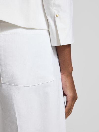 Frauenmodel trägt Slim Fit Blazer mit Reverskragen von Luisa Cerano, Baumwoll-Viskose-Mix, weiße Farbe, Detailaufnahme Rücken.