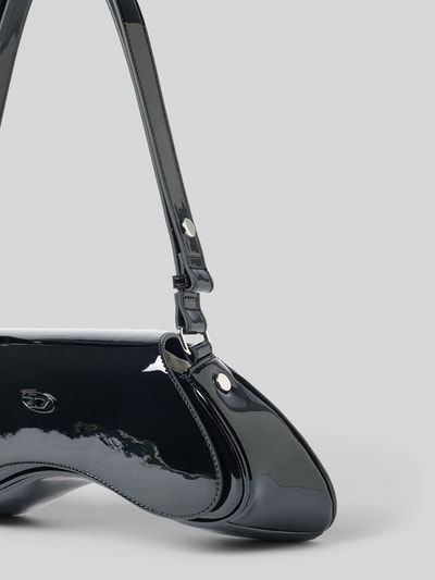 Produktfoto, Schultertasche mit Logo-Detail von Diesel in glänzendem Schwarz, glatte Oberfläche, sichtbarer Überschlag, verstellbarer Riemen, Kontext: Damen Schultertasche, Maße ca. 22x15x8 cm