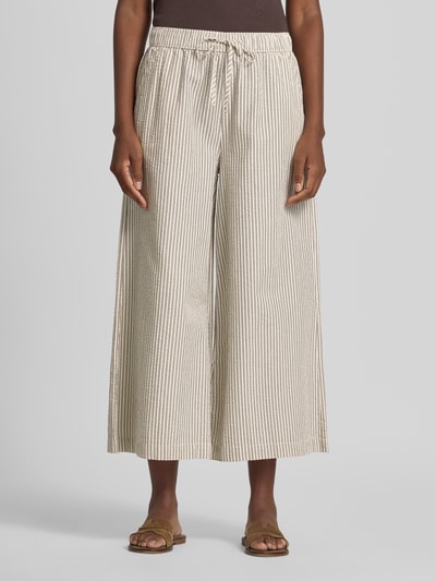 Frauenmodel trägt Regular Fit Culotte aus reiner Baumwolle von s.Oliver RED LABEL mit feinem Streifenmuster in Beige, Nahaufnahme Oberkörper.