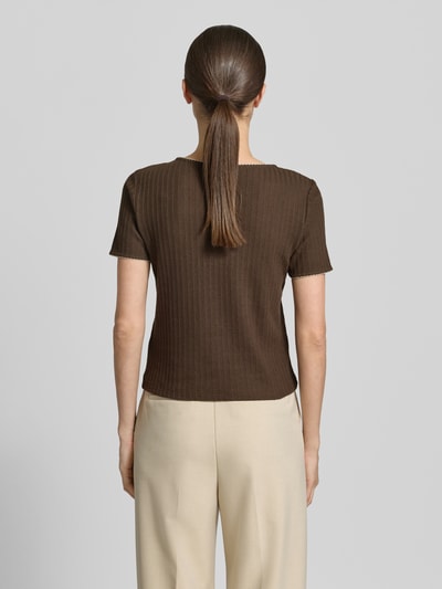Frauenmodel trägt Strickshirt mit Rundhalsausschnitt von Jake*s Collection, Reine Baumwolle, Gerader-Schnitt, Semitransparent, Rückenlänge 51 cm bei Größe S, braun einfarbig, Ganzkörperansicht Rückansicht.