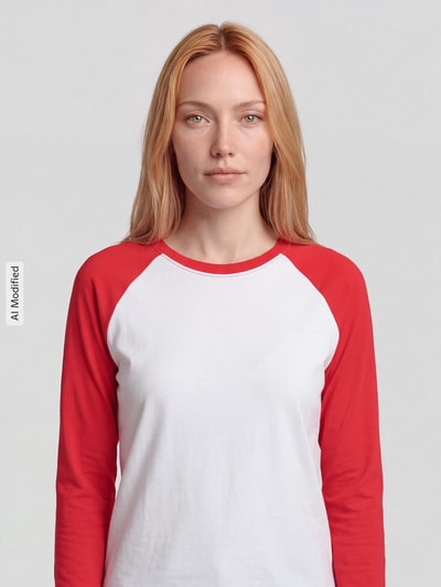 Vrouwenmodel draagt wit shirt met lange mouwen met rode mouwen, Regular Fit Langarmshirt aus reiner Baumwolle - s.Oliver x Heidi Klum van s.Oliver RED LABEL, dames, Nahaufnahme bovenlichaam, KI-modifiziertes Bild