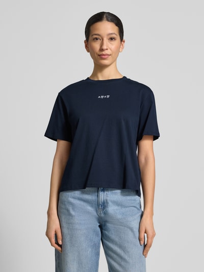Frauenmodel trägt Boxy Fit T-Shirt aus reiner Baumwolle von Tom Tailor Denim, navyblau, unifarben, Motiv-Stitching, Rundhalsausschnitt, kurzarm, Feinripp, Ganzkörperansicht von vorne.