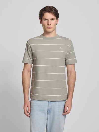 Männermodel trägt ellesse Herren T-Shirt mit Rundhalsausschnitt, Label-Stitching, Baumwoll-Mix, Regular-Fit, Allover-Look, Modell 'VERRI', Rückenlänge 67 cm bei Größe M, Ganzkörperansicht von vorne.