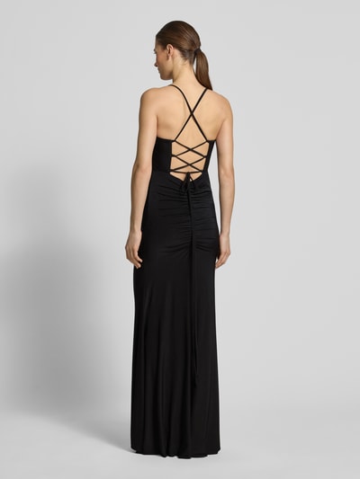 Frauenmodel trägt Abendkleid mit Raffungen und rückseitiger Schnürung von TROYDEN COLLECTION, figurbetonter Schnitt, Maxikleid, Ganzkörperansicht Rückansicht