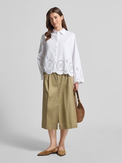Frauenmodel trägt Loose Fit Hemdbluse aus reiner Baumwolle von s.Oliver BLACK LABEL, Optik: Unifarben, Lochstickerei, Popeline, Ganzkörperansicht von vorne.