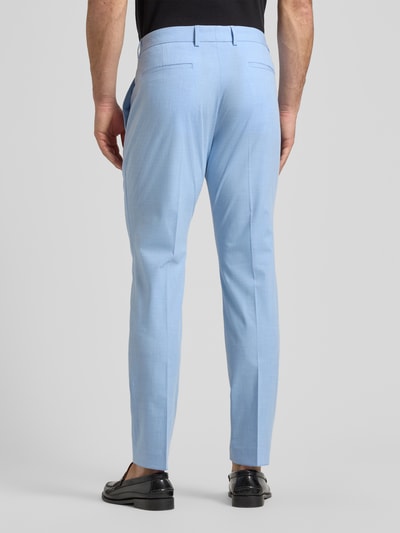 Männermodel trägt Regular Fit Anzughose mit Viskose-Anteil von s.Oliver BLACK LABEL in hellblauem Melange, Ganzkörperansicht Rückansicht.