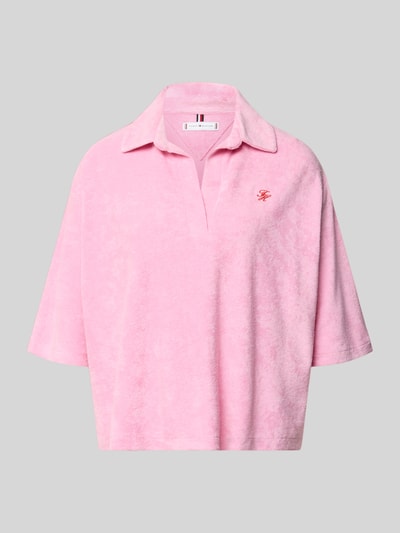 Produktfoto, Loose Fit Poloshirt in Frottee-Optik von TOMMY HILFIGER, rosa, V-Ausschnitt, Polokragen, Logo-Stitching, kurzarm, Baumwoll-Mix.