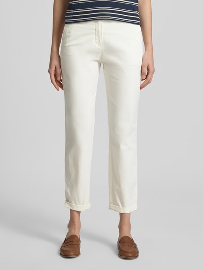 Frauenmodel trägt Casual Fit Chino mit Baumwoll-Anteil von Christian Berg Woman, weiß, Baumwoll-Mix, Gürtel, Knopf-Reißverschluss, Seitentaschen, Gesäßtaschen, verkürzt, Ganzkörperansicht von vorne.